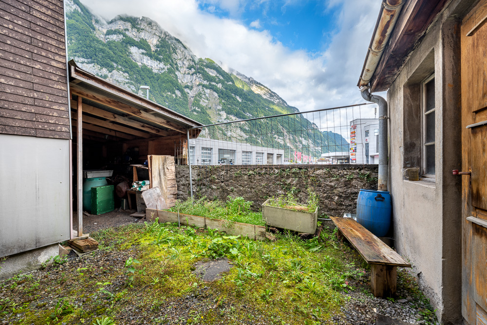 Innenhof mit Schuppen und Bergkulisse