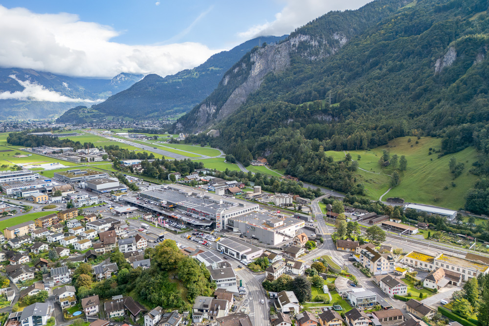 Bergtal mit Stadt und Industriegebiet
