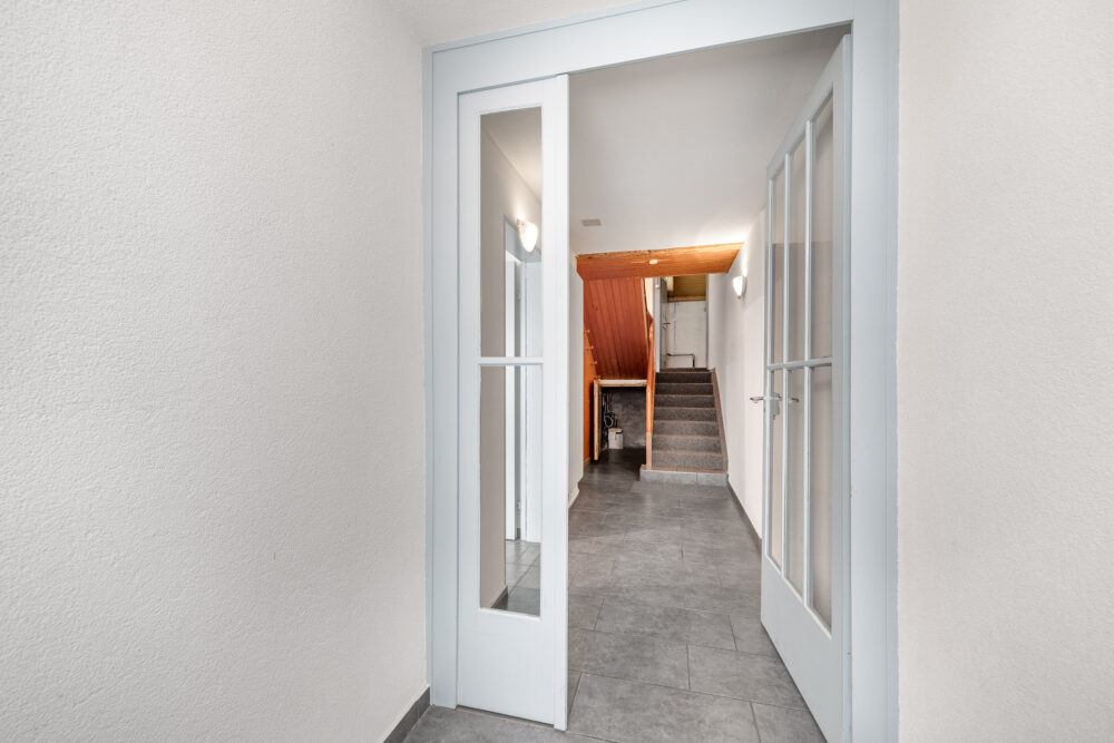 Flur mit Glastür und Treppe