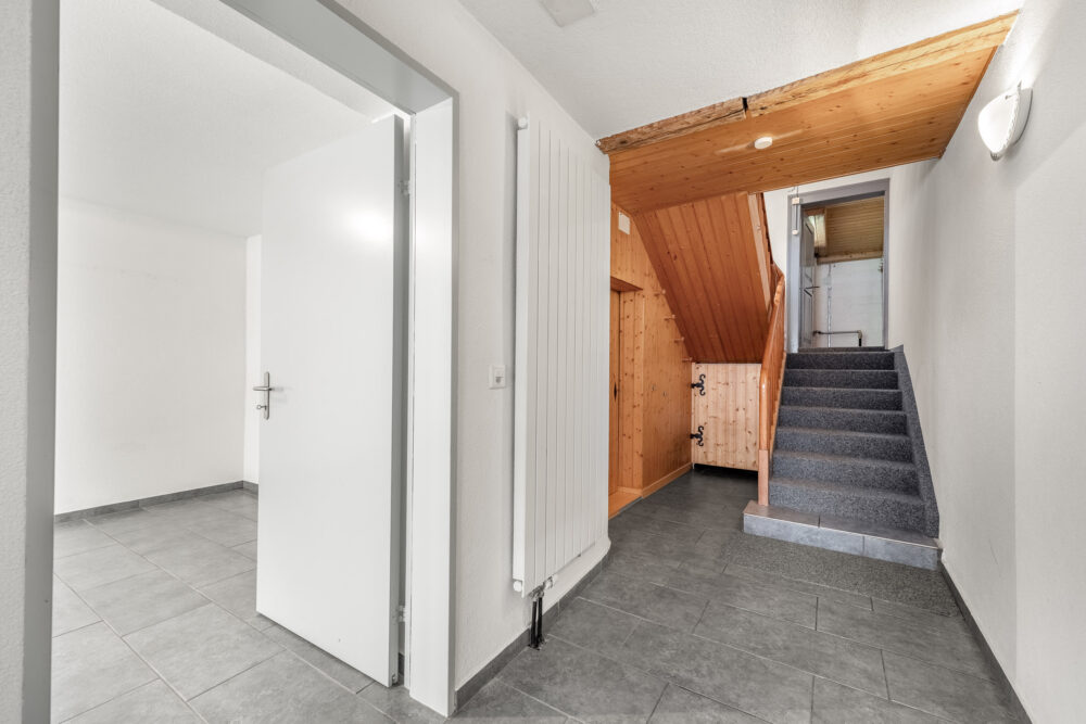 Kellerflur mit Treppe