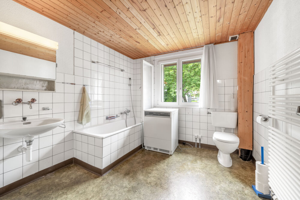 Badezimmer mit Badewanne und Fenster