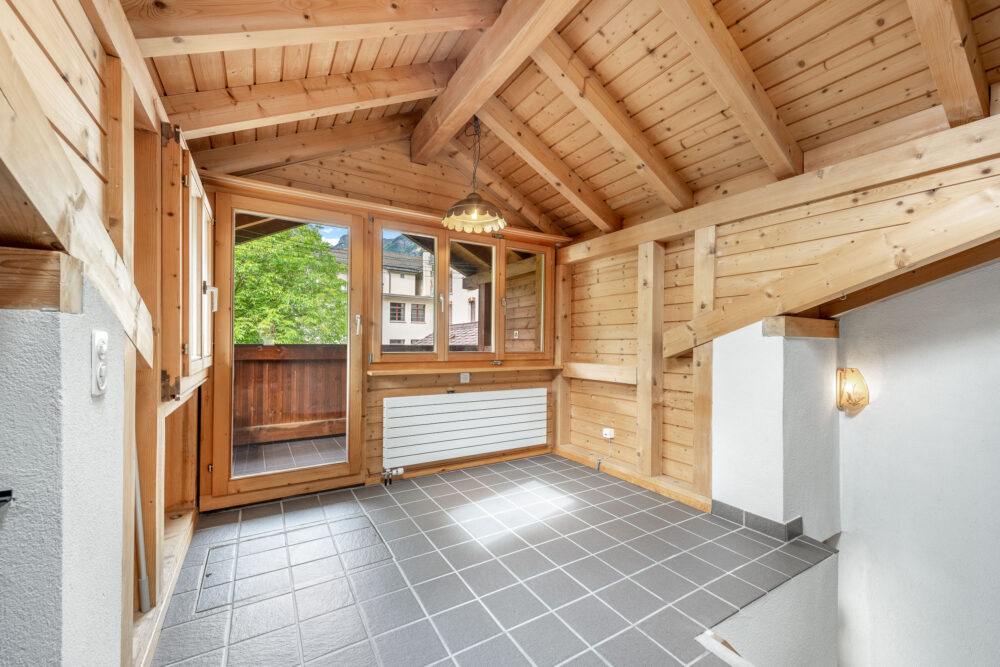 Holzverkleideter Innenraum mit Balkonzugang