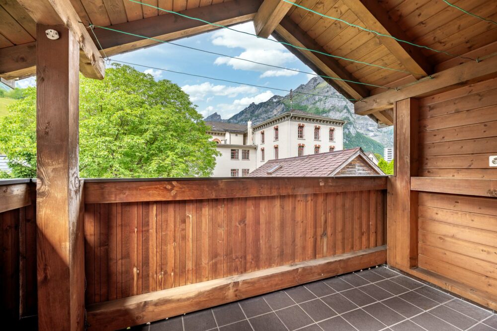 Überdachter Holzbalkon mit Bergblick