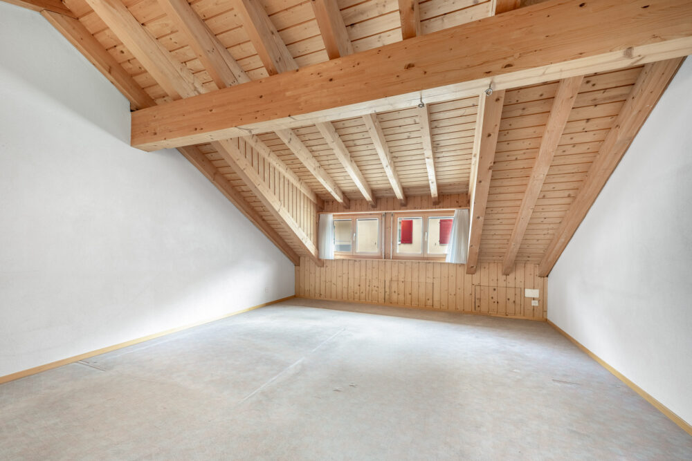 Leerer Dachraum mit Holzbalken