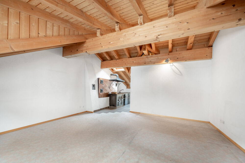 Leerer Dachraum mit sichtbaren Holzbalken