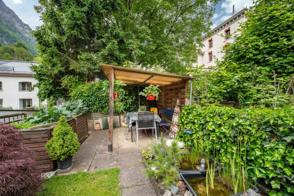 Garten mit überdachter Sitzecke