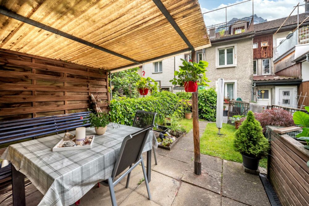 Überdachte Gartenterrasse mit Sitzplatz