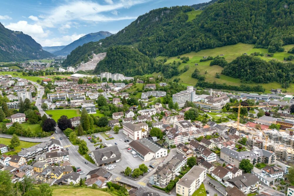 Luftaufnahme einer Alpenstadt im Tal