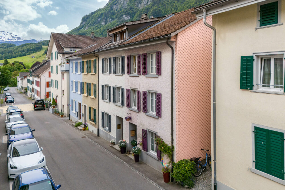 Straßenansicht von Wohnhäusern in alpiner Lage