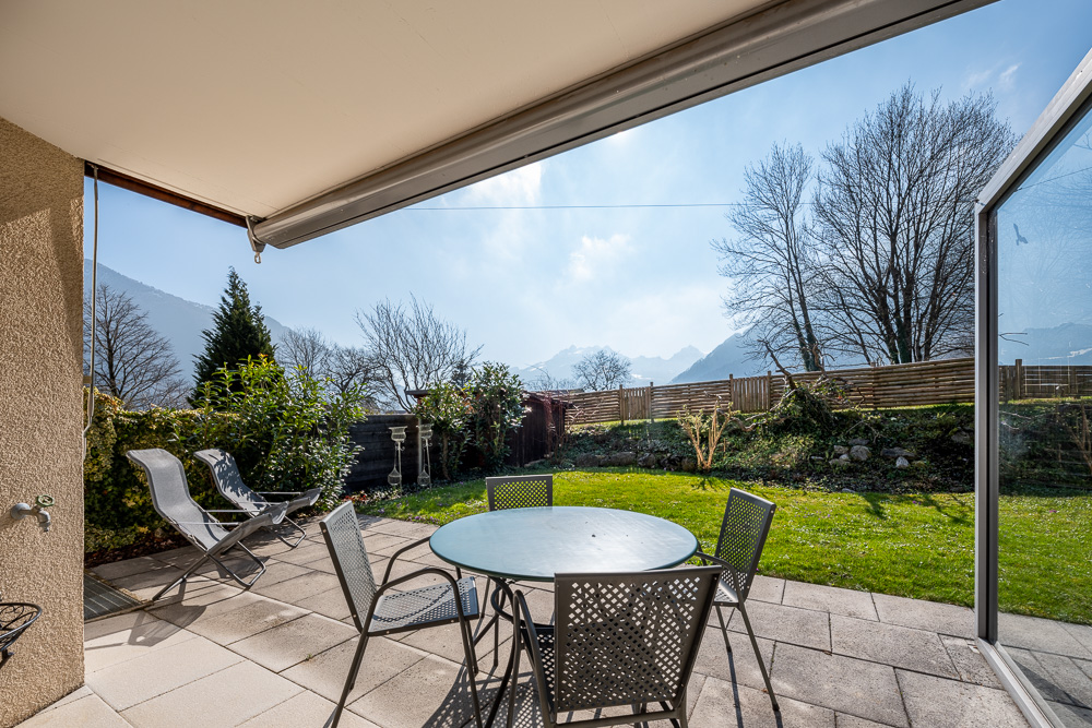 Terrasse mit Garten und Bergblick