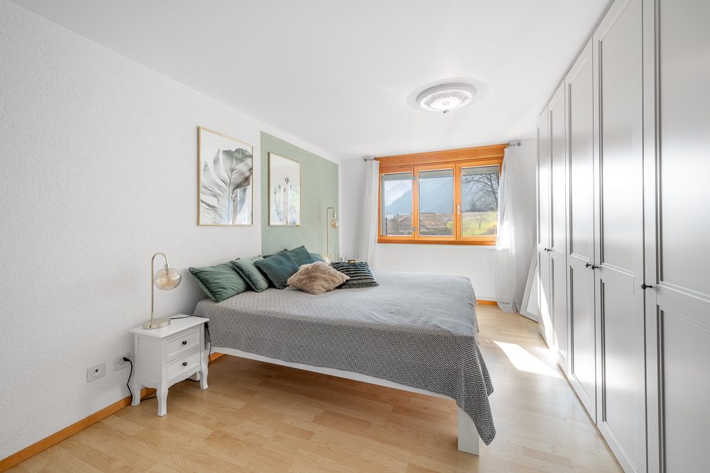 Helles Schlafzimmer mit Holzakzenten