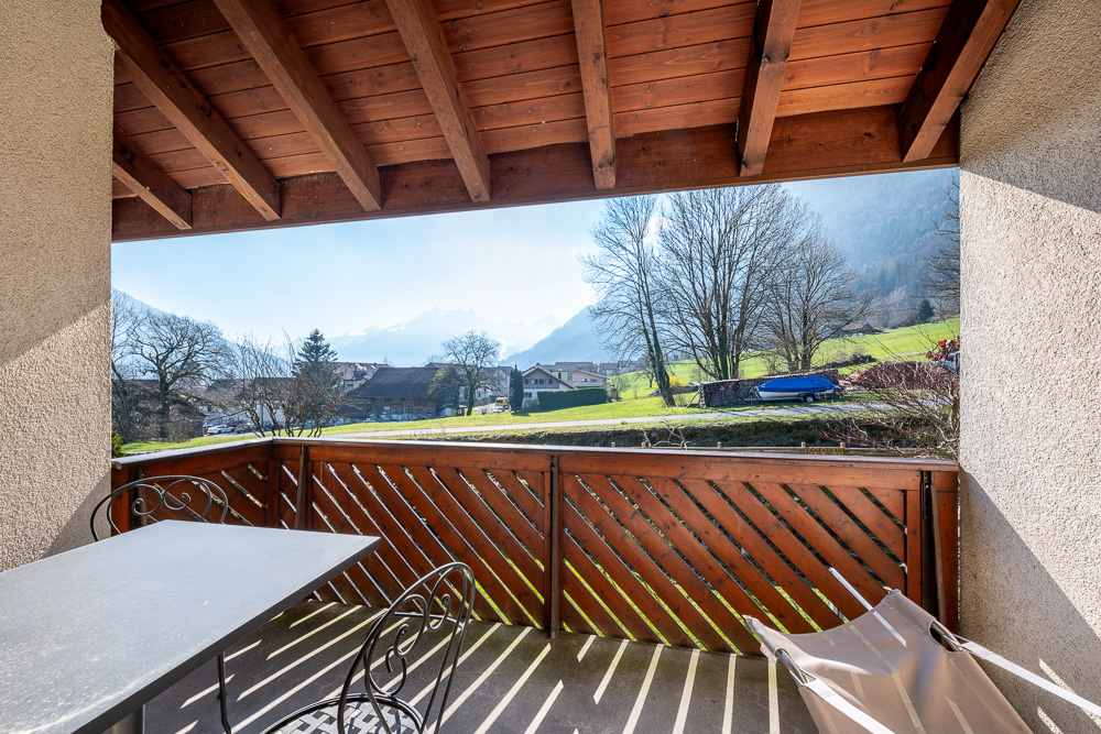 Balkon mit Berg- und Grünblick