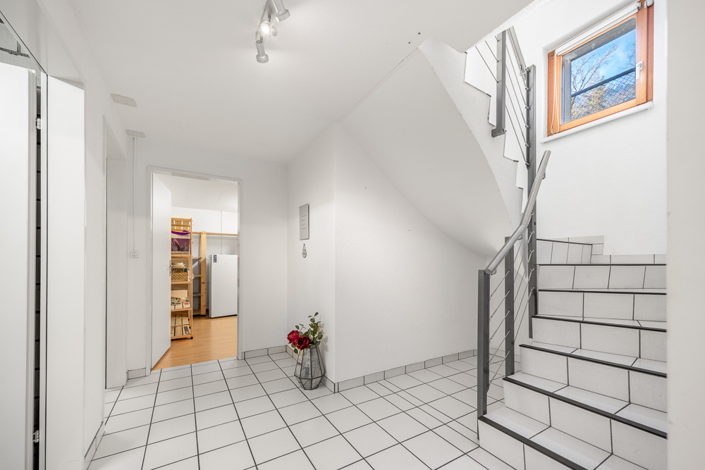 Heller Flur mit Treppe