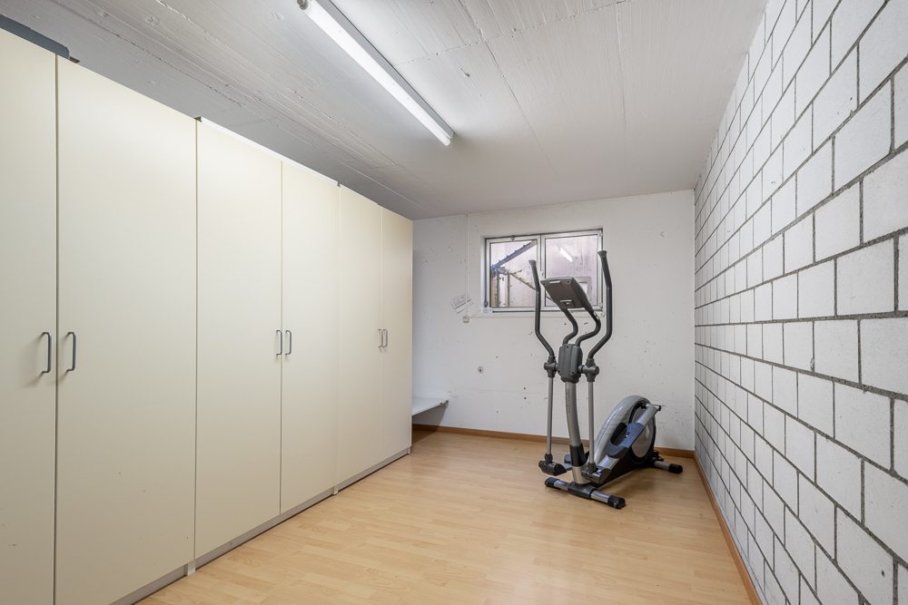 Hauswirtschafts-/Abstellraum mit Fitnessgerät