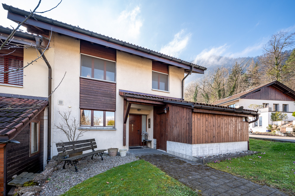 Außenansicht eines Einfamilienhauses mit Garten