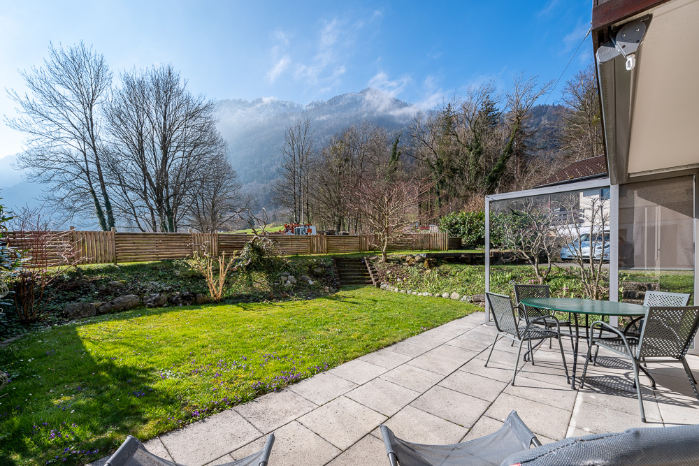 Terrasse mit Garten und Bergblick