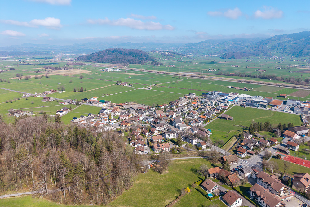 Luftaufnahme eines ländlichen Ortes mit Talblick