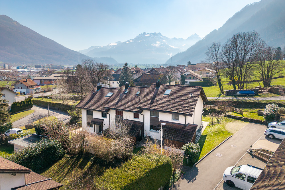 Alpines Wohnhaus mit Bergblick