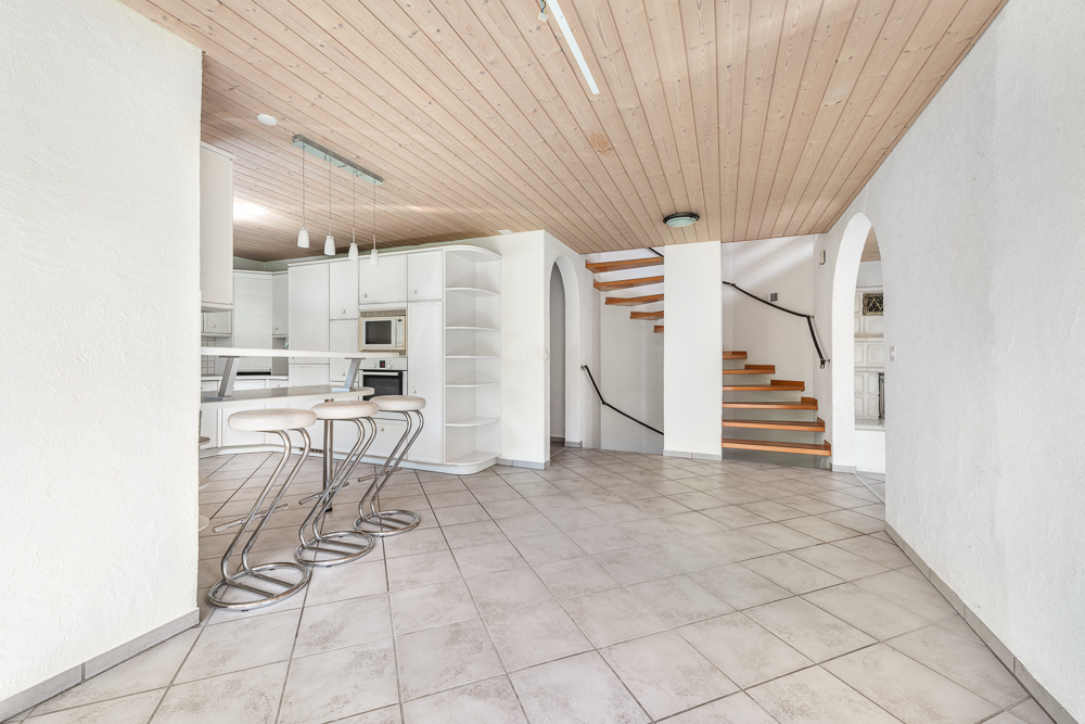 Offener Wohnbereich mit Küche und Treppe