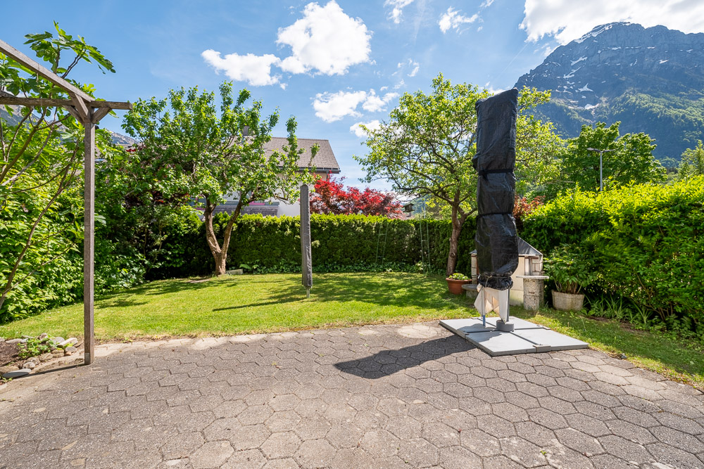 Garten mit Terrasse und Bergblick