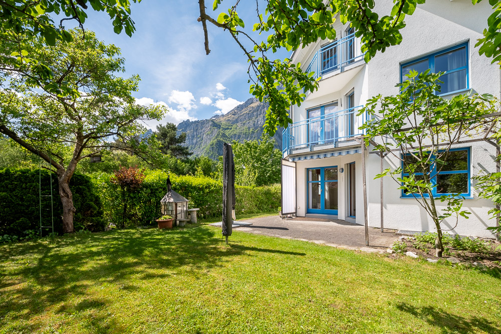 Modernes Wohnhaus mit Balkon und Garten
