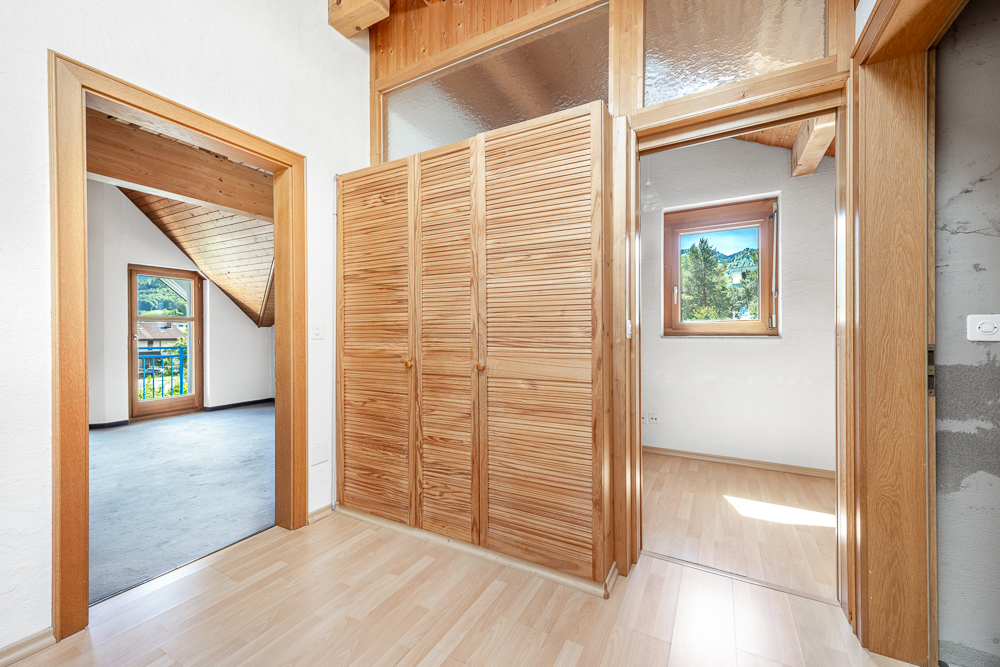Heller Flur mit Holzdetails