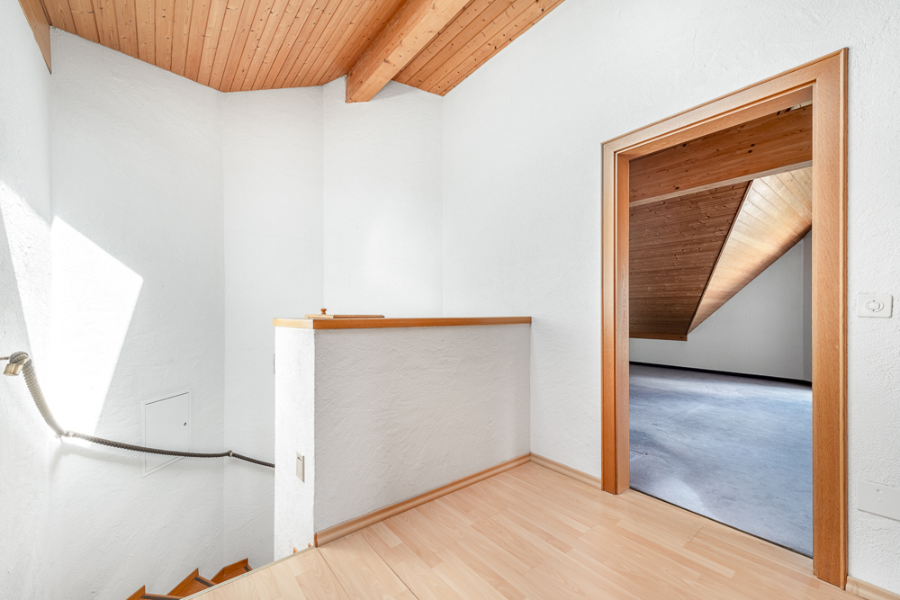 Treppenpodest mit Holzdecke