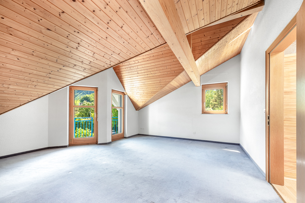 Heller Dachgeschossraum mit Holzdecke