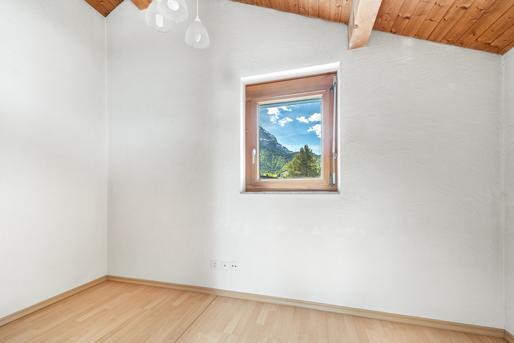 Heller leerer Raum mit Bergblick