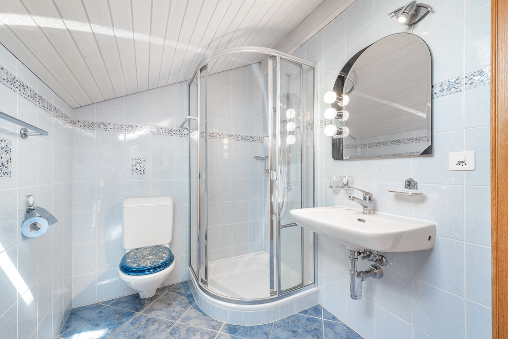 Helles Badezimmer mit Dusche und WC