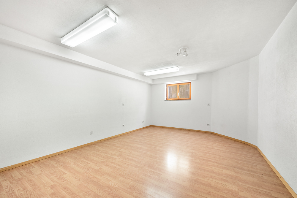 Leerer heller Raum mit Laminatboden