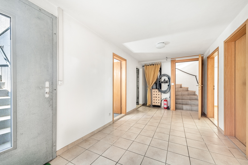 Eingangsbereich mit Flur und Treppe