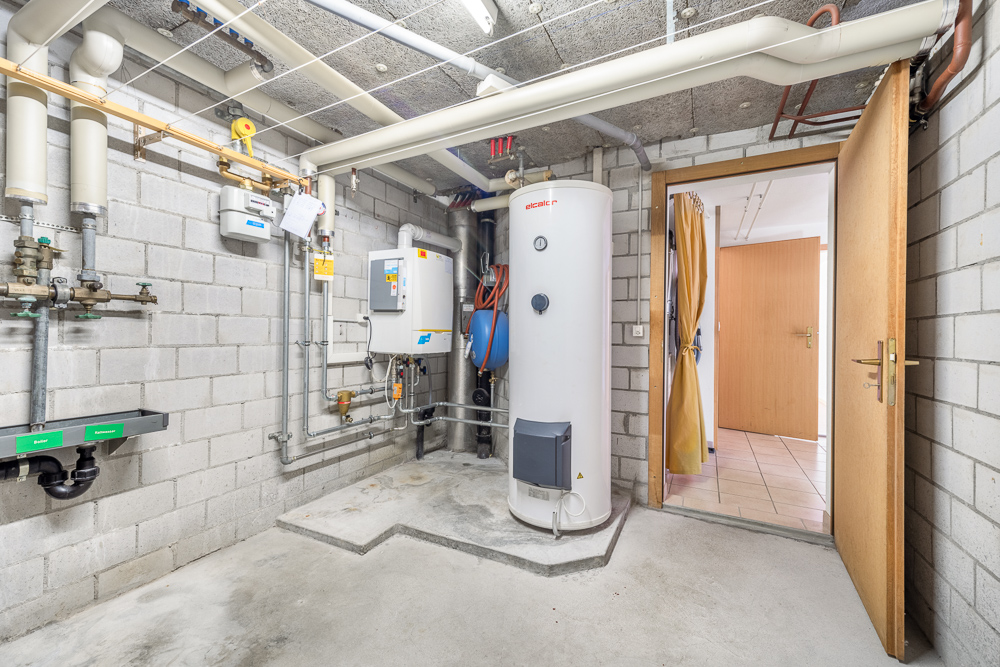 Technikraum mit Heizungs- und Warmwasseranlage