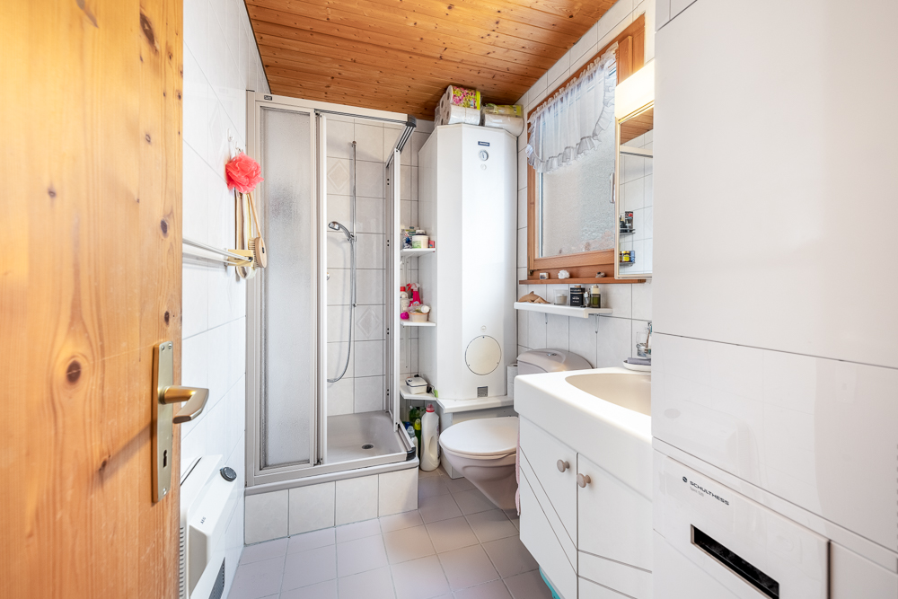 Kompaktes Badezimmer mit Dusche und Fenster