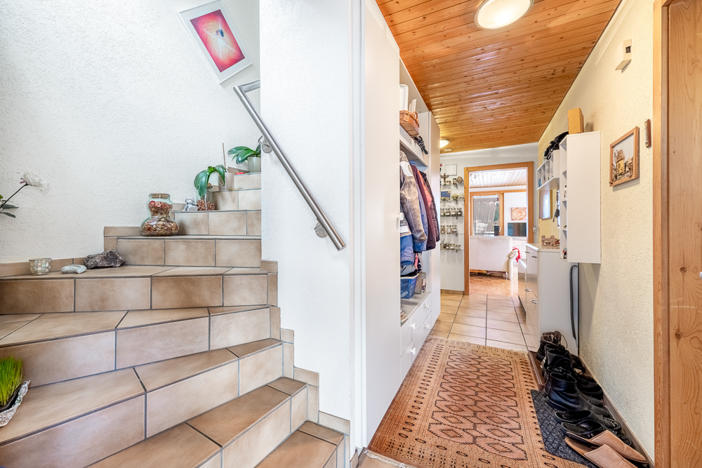 Flur mit Treppe und Ankleidebereich