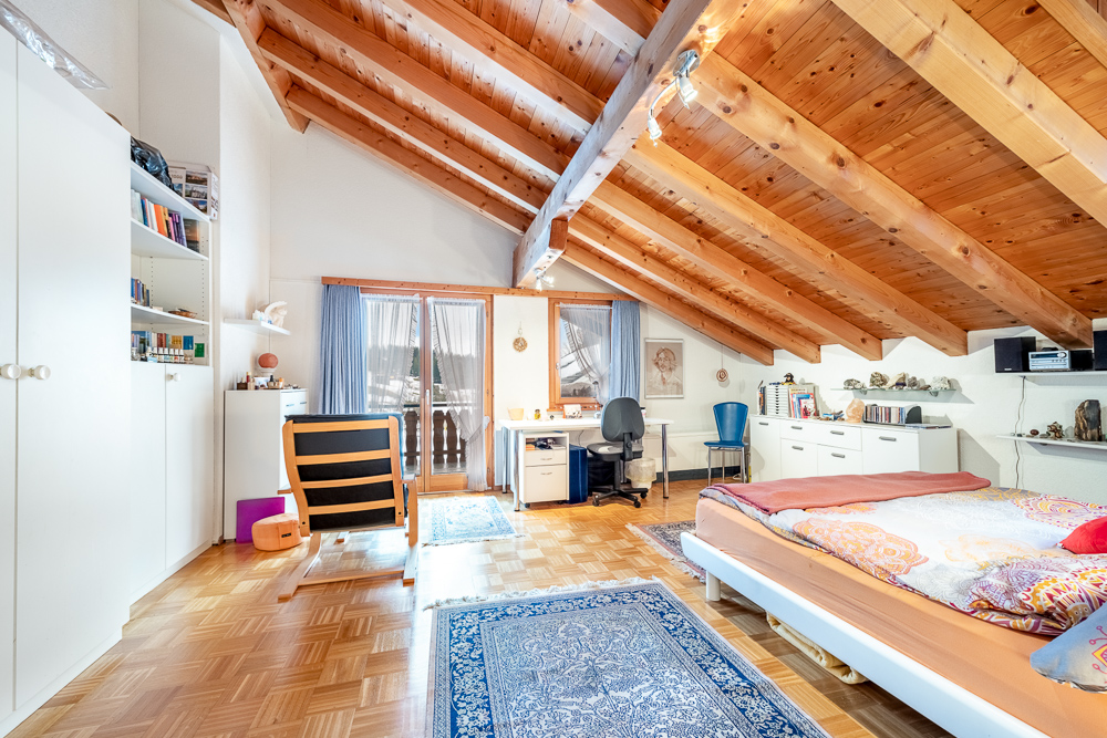 Dachgeschoss-Schlafzimmer mit Arbeitsbereich