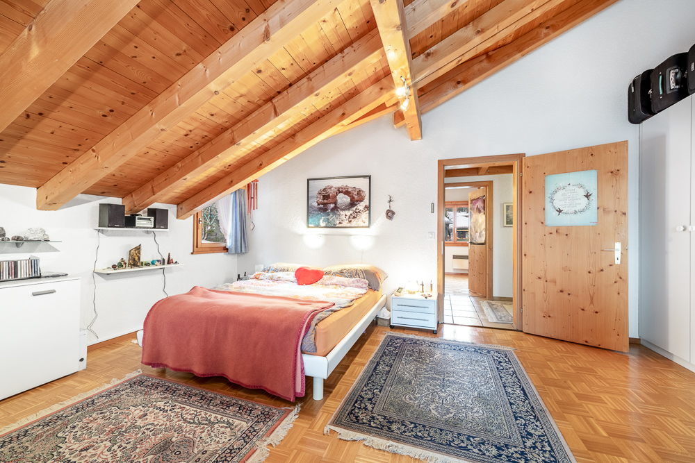 Helles Dachgeschoss-Schlafzimmer