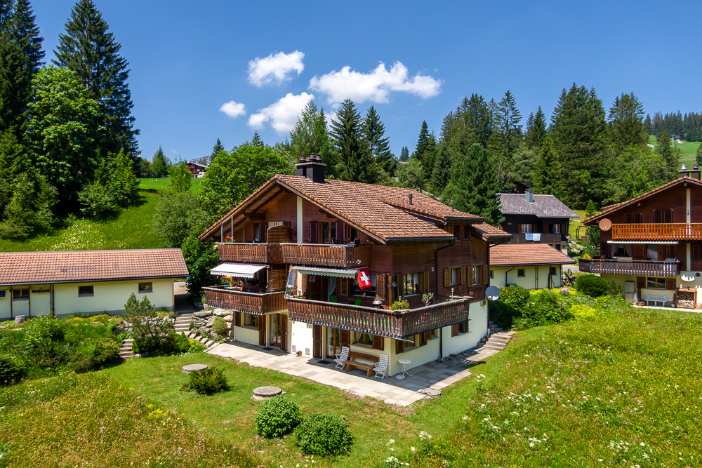 Alpenchalet mit Balkonen und großem Garten