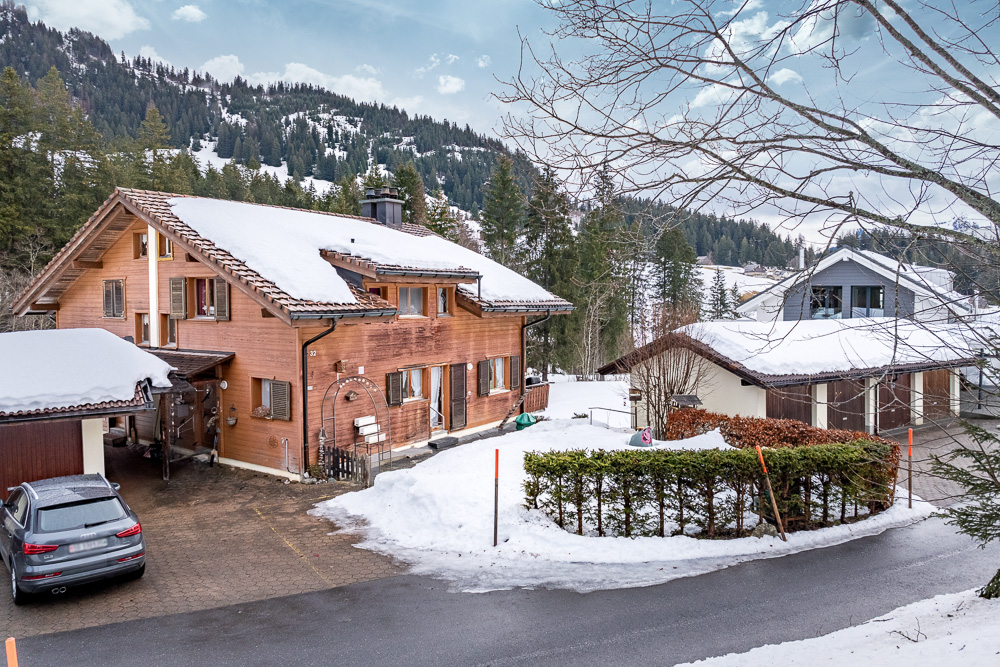Winterliches Holzhaus in alpiner Lage