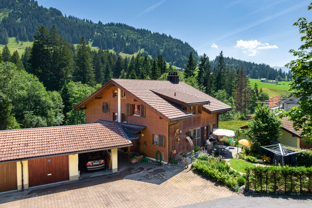 Alpenchalet mit Garage und Garten