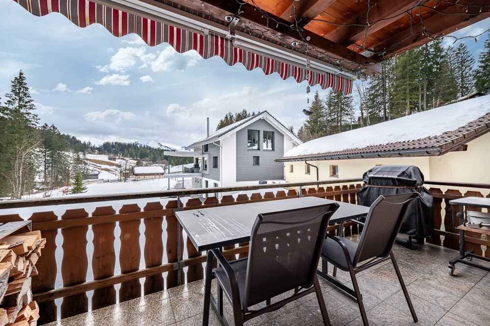 Schneebedeckter Balkon mit Bergblick