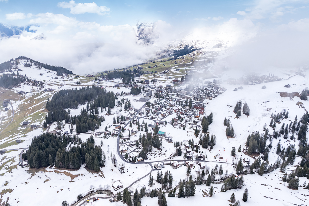 Alpines Dorf aus der Luft