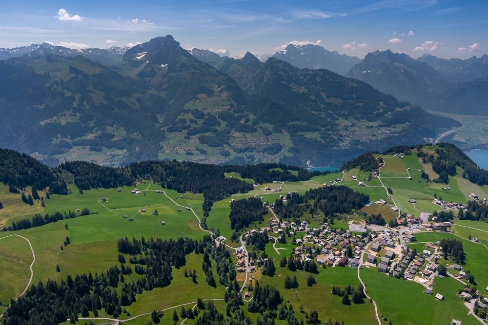Alpenpanorama mit Tal und Siedlung