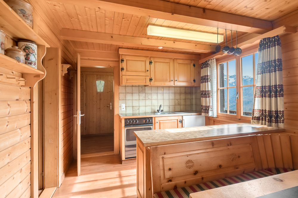 Gemütliche Holz-Küche mit Bergblick