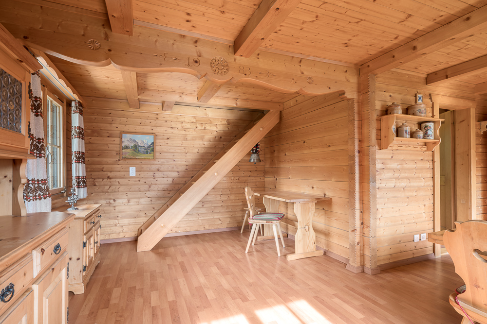 Rustikaler Holzraum mit Treppe und Fenster