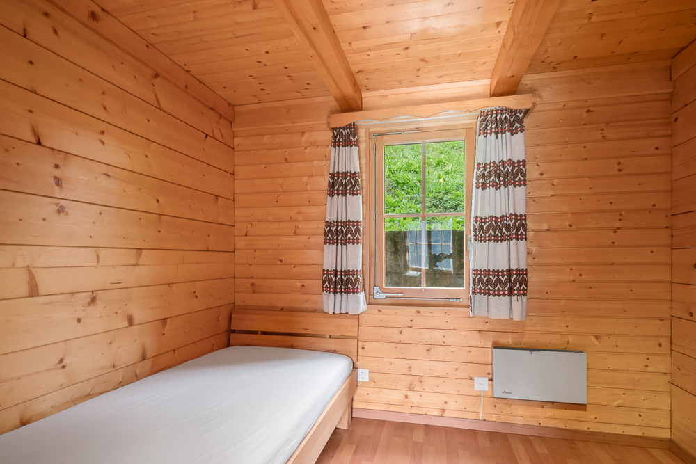 Holzschlafzimmer mit Fenster