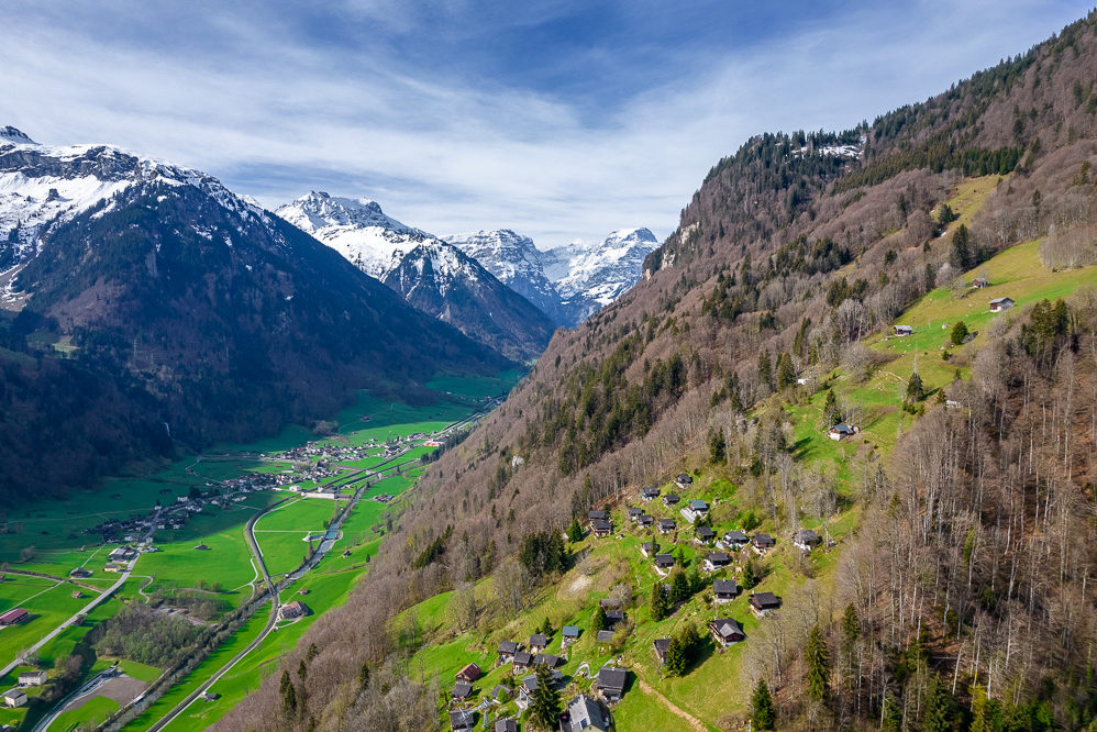 Alpenlandschaft mit Tal und Berghängen