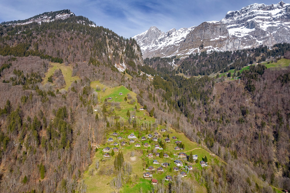 Alpine Landschaft mit verstreuten Häusern