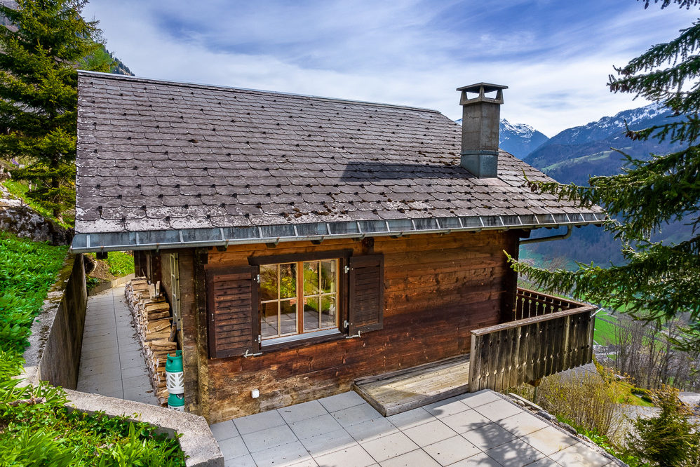 Alpenchalet mit Holzbalkon und Bergblick