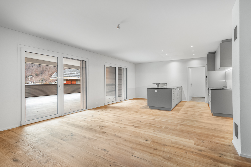 Offener Wohnbereich mit Küche und Terrasse